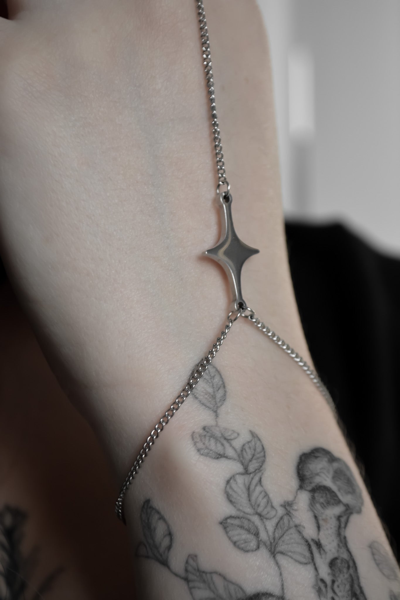 Astral Hand Chain - Tsuki Blade